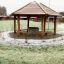 Holz-Pavillon Feuerhaus mit Schneebelag im Park.