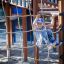 Kind spielt auf Piraten Basis Spielanlage mit Tunnel und Rutsche.