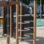 King-Kong Burg II Spielanlage mit Kletterwand auf einem Spielplatz.