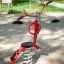 Rot-schwarzes Vogelspringer Federwippe auf einem Spielplatz.
