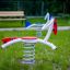 Vogelspringer Federwippe auf einem Kinderspielplatz mit grünem Gras im Hintergrund.
