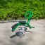 Grünes Vogelspringer Federwippe Spielgerät auf einem Spielplatz.