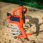 Vogelspringer Federwippe auf Spielplatz im Sand.