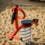 Federwippe Vogelspringer auf einem Spielplatz mit Sandboden.