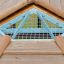 Langes Feuerhaus Spielhaus aus Holz mit dreieckigem Metallgitterfenster