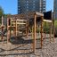 Holzspielgerät Weltraumstation mit Rutsche auf einem Spielplatz.