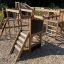 Holzspielplatz Weltraumstation mit Rutsche und Kletterelementen im Außenbereich.