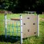 Kletterwand mit Kletternetz für Kinder im Garten.