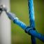 Nahaufnahme eines blauen Kletternetzes mit Metallverbindungen на Spielplatz.