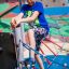 Junge klettert auf Versteckte Ecke - Kletterwand mit Kletternetz auf einem Spielplatz.