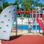 Spielplatz mit Wal Klettergerüst inklusive Kletterwand und Rutsche in öffentlicher Parkanlage.