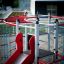 Spielplatz mit roter Rutsche und Klettergerüst auf Sandboden