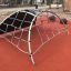 Kleiner Bergsteiger - Klettergerüst auf einem Spielplatz mit Kletternetz und Rutsche.