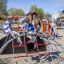 Kinder spielen auf einem Kleiner Bergsteiger Klettergerüst im Freien auf einem Spielplatz.