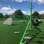 Kleiner Bergsteiger - Klettergerüst auf einem Spielplatz mit grüner Rutschstange und Kletterseilen.