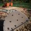 Kleiner Bergsteiger - Klettergerüst mit Kletterwand und Schaukel auf einem Spielplatz.
