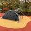Kleiner Bergsteiger - Klettergerüst auf einem Spielplatz umgeben von Herbstblättern.
