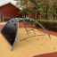 Kleiner Bergsteiger - Klettergerüst auf einem Spielplatz