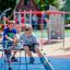 Kinder spielen auf Kleiner Bergsteiger - Klettergerüst auf einem Spielplatz