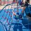 Zwei Kinder spielen auf dem Kleiner Bergsteiger - Klettergerüst auf einem Spielplatz.