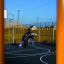 Jugendliche spielen Fußball auf dem Multisportplatz Santiago Bernabeu.