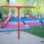 Schaukel T mit Rutsche und Sandkasten auf einem farbenfrohen Spielplatz