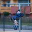 Schaukel T mit zwei Kindern auf dem Spielplatz.