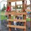 Mädchen spielt auf einem Sherwood Klettergerüst auf einem Spielplatz.