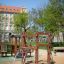 Sherwood Klettergerüst auf einem Spielplatz im Freien mit grünen Bäumen im Hintergrund