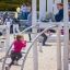 Kinder spielen auf dem Sherwood Klettergerüst auf einem belebten Spielplatz.