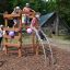 Kinder spielen auf einem Sherwood Klettergerüst im Park.