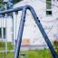 Metall-Schaukelgestell im Garten