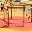 Kinder spielen auf einem Yellowstone Klettergerüst auf einem bunten Spielplatz.