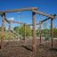 Holzspielgerüst Yellowstone Klettergerüst in einem Outdoor-Spielplatz.