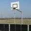 Freistehender Basketballkorb auf einem Außensportplatz.