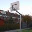 Basketballkorb in einem Vorstadthausgarten
