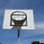Korb von Basketball Streetsport vor klarem Himmel.