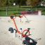 Wippe auf einem Kinderspielplatz im Sand.