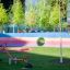 Kinder-Wippe im öffentlichen Park, moderne Spielplatz-Ausstattung.