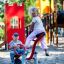 Kinder spielen auf einem Wippe-Spielgerät im Freien auf einem Spielplatz.