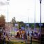 Kinder spielen auf einem modernen Spielplatz im Freien mit Schaukeln und Rutschen bei Sonnenuntergan