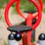 Rotes Wippe-Spielgerät im Freien für Kinder.