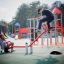 Kinder spielen auf einem Wippe im öffentlichen Spielplatz.