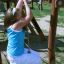 Mädchen klettert auf einem Seil am Serengeti Klettergerüst mit Kletternetz auf einem Spielplatz.