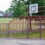 Multifunktions-Spielgerät Parc de Prince mit Basketballkorb und Kletterstrukturen на einem öffentlic