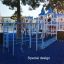 Kinder spielen auf einem blauen und weißen Spielplatz Kleiner Wal Klettergerüst mit Rutschen und Kle