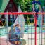 Zwei Kinder spielen auf dem Kleiner Wal Klettergerüst auf einem Spielplatz.