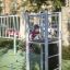 Kind an einem Hai Klettergerüst mit Rutsche auf einem Spielplatz.