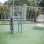 Hai Klettergerüst mit Rutsche und Kletternetz auf einem Spielplatz.