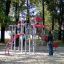 Kinder spielen auf einem Schmetterling Kletterturm mit Rutsche im Park.